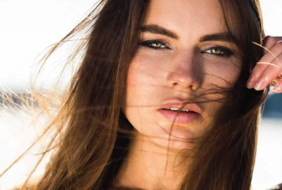 Mulher com cabelo ao vento